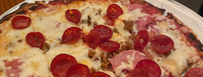 Eno's Pizza Tavern is one of Locais curtidos por PrimeTime.