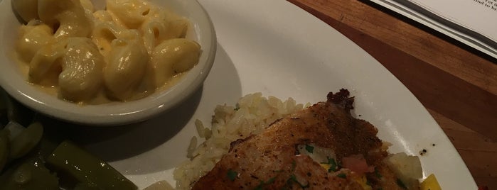 Cheddar's Scratch Kitchen is one of Kenさんの保存済みスポット.