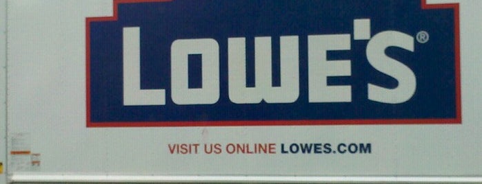 Lowe's is one of Locais curtidos por David.