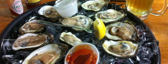 Dockside Seafood & Oyster Bar is one of Christopher 님이 저장한 장소.