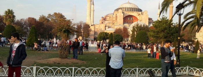 Sultanahmet Meydanı is one of Tempat yang Disukai Sertan.