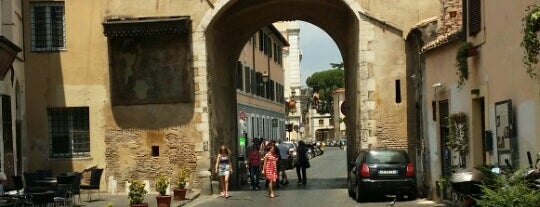 Porta Settimiana is one of 101 cose da fare a Roma almeno 1 volta nella vita.