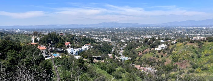 Coldwater Canyon Park is one of Guests in Town.