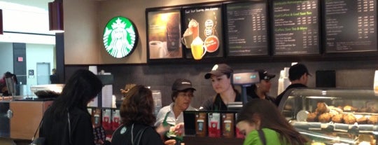 Starbucks is one of Tempat yang Disukai Aptraveler.
