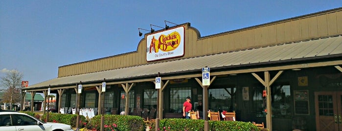 Cracker Barrel Old Country Store is one of Lugares favoritos de Betty.