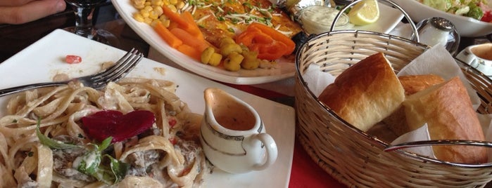Arian Restaurant & Café | كافه رستوران آرين is one of Posti che sono piaciuti a Makan.
