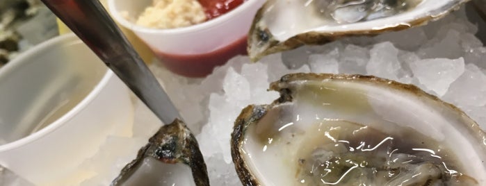 Mariano's- The Oyster Bar is one of Stacyさんの保存済みスポット.