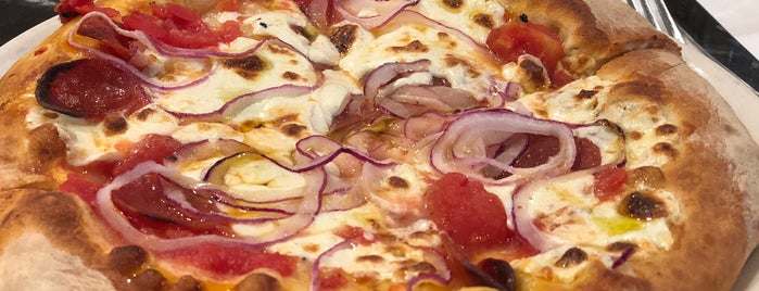 Pizzeria Paradiso is one of Locais curtidos por Brent.