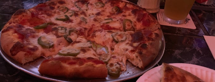 Original Pizza is one of Lugares favoritos de Brent.