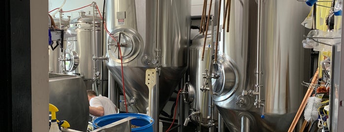 Crucible Brewing is one of Tempat yang Disukai Brent.
