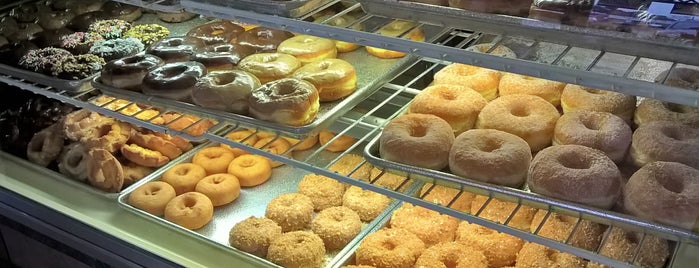 Royal Donuts is one of สถานที่ที่บันทึกไว้ของ squeasel.