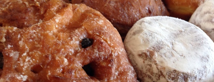Mr. Donut is one of Lugares favoritos de Phil.