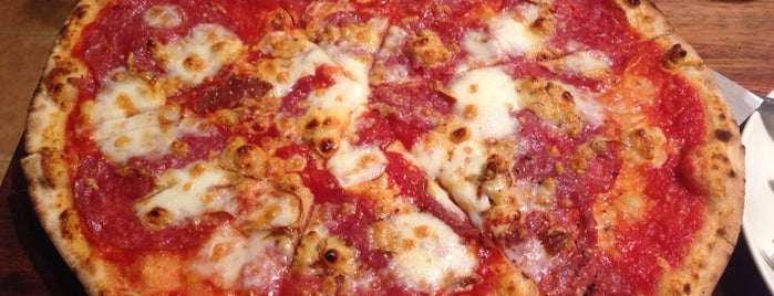 Pizzeria Oggi is one of Locais curtidos por Phil.