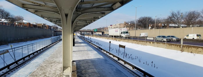 CTA - Oak Park is one of Locais curtidos por Steve ‘Pudgy’.