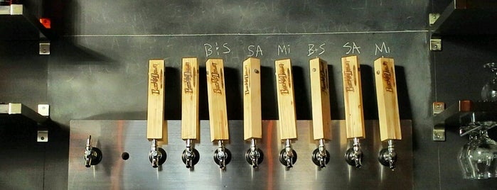 BuckleDown Brewing is one of Chicago area breweries.