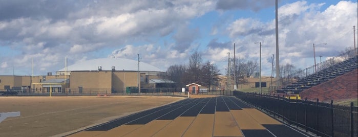Hendersonville High School Track is one of Locais curtidos por Alison.