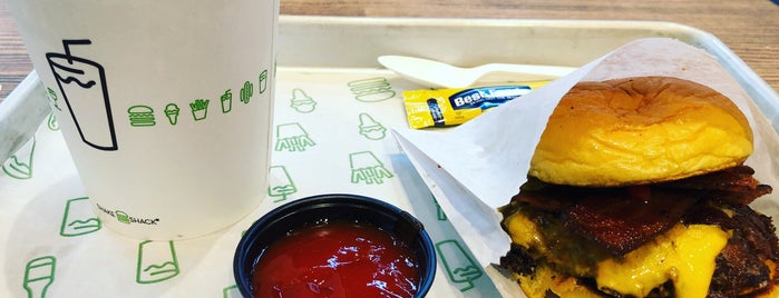 Shake Shack is one of Maria Thereza’s Liked Places.