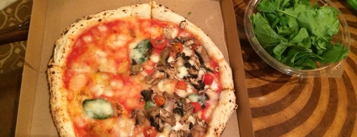 Solo Pizza Napulitana is one of สถานที่ที่ Khawla ถูกใจ.