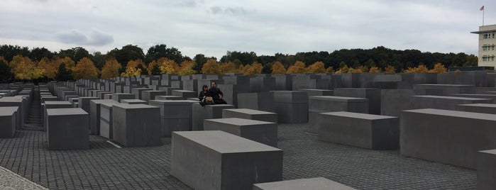 Memorial untuk Orang-orang Yahudi yang Terbunuh di Eropa is one of Tempat yang Disukai John.
