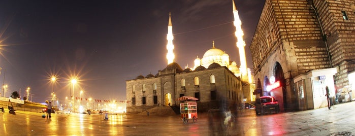 Mesquita Yeni is one of Locais curtidos por Omar.