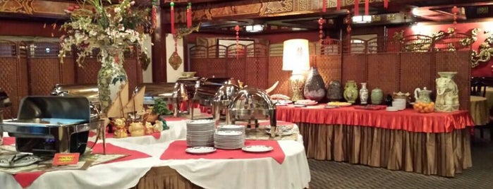 Chinese Palace Restaurant is one of สถานที่ที่ Omar ถูกใจ.