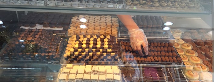 Al Baba Sweets is one of Lugares favoritos de Omar.