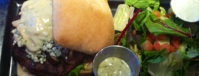 Red Robin Gourmet Burgers and Brews is one of Elianaさんのお気に入りスポット.