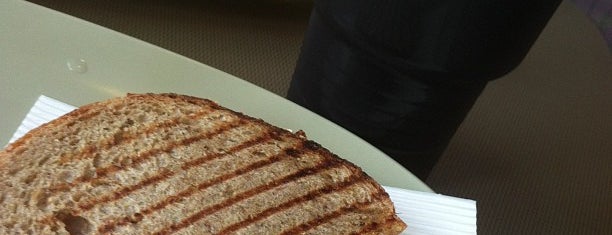 Panera Bread is one of Lugares favoritos de Mike.