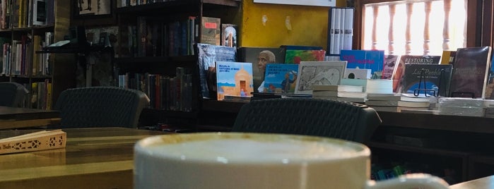 Ábaco Libros y Café is one of Locais curtidos por Anechka.