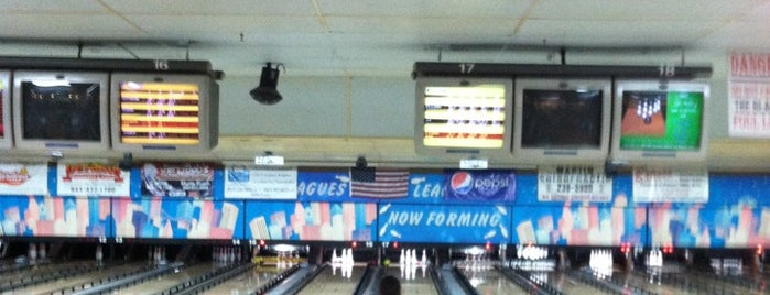 Surfside Bowling Center is one of Lugares guardados de Lizzie.