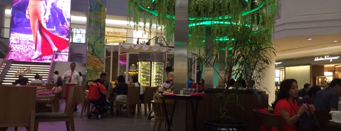 Plaza Indonesia is one of Lugares favoritos de Wanny.