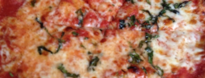 Piero's Pizza Vino is one of Locais curtidos por Harper.
