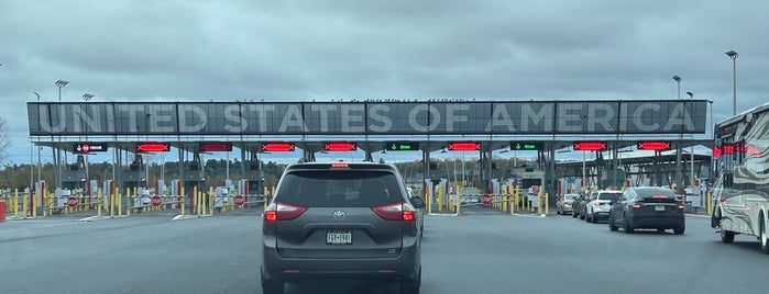 U.S./Canada Border - Champlain-St. Bernard de Lacolle Crossing is one of Dominic'in Beğendiği Mekanlar.