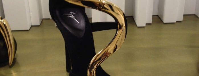 Giuseppe Zanotti is one of Chesterさんのお気に入りスポット.