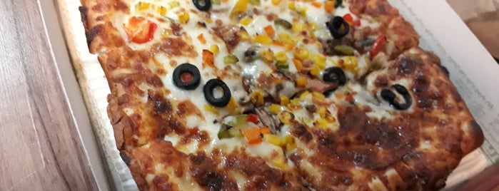 Pizza Hot | پيتزا هات is one of สถานที่ที่บันทึกไว้ของ Alireza.