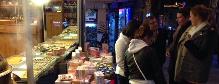 Şamtat Turkish Delight Baklava is one of Locais salvos de esra.