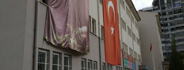 Erdoğan Şahinoğlu Ortaokulu is one of Lieux qui ont plu à Pınar.