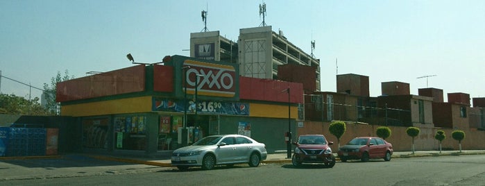 OXXO is one of Orte, die Jocelyn gefallen.