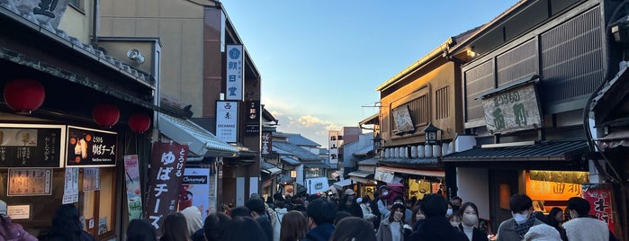 Kiyomizu-zaka is one of 京都の定番スポット　Famous sightseeing spots in Kyoto.