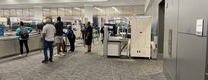TSA Security Screening is one of สถานที่ที่ Porfirio ถูกใจ.