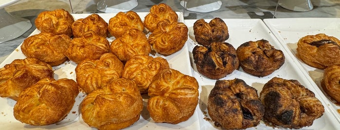 b patisserie SEOUL is one of ♠ 가로수길 지역전문가 ♠.