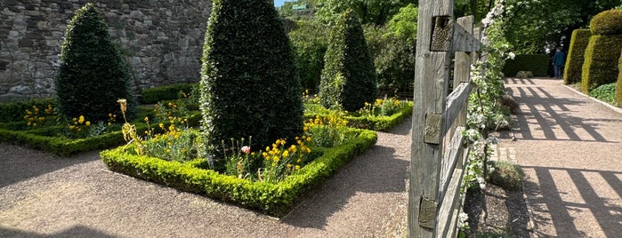 Dunbar's Close Garden is one of Écosse 🌧🌈.