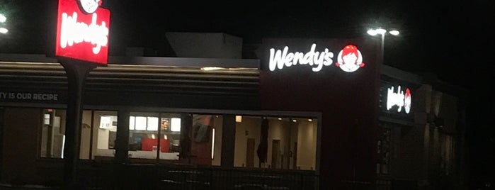 Wendy’s is one of Tempat yang Disukai Andrea.