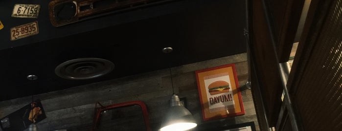 Bad Daddy's Burger Bar is one of Lugares favoritos de Marie.