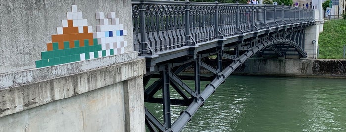 Hradeckega most is one of Hunyadi been.