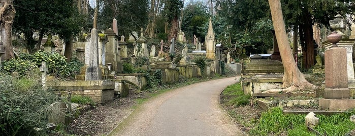 Highgate Cemetery is one of London.