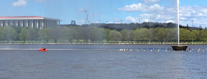 Captain Cook Memorial Fountain is one of Canberra.