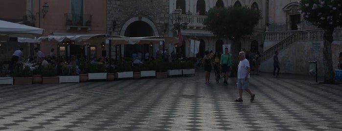 Piazza IX Aprile is one of Tempat yang Disukai Pelin.