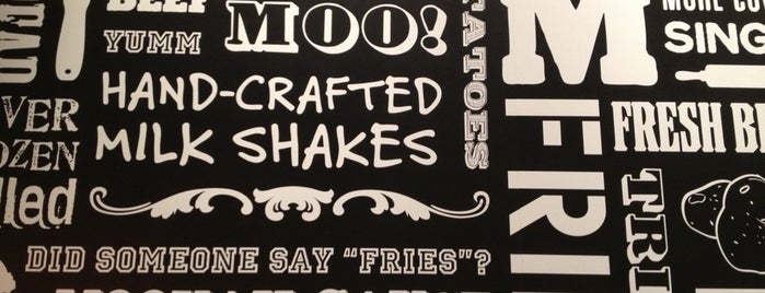MOOYAH Burgers, Fries & Shakes is one of สถานที่ที่ Eve ถูกใจ.