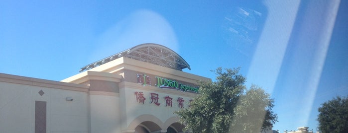 Jusgo Supermarket is one of Eric's Saved Places.